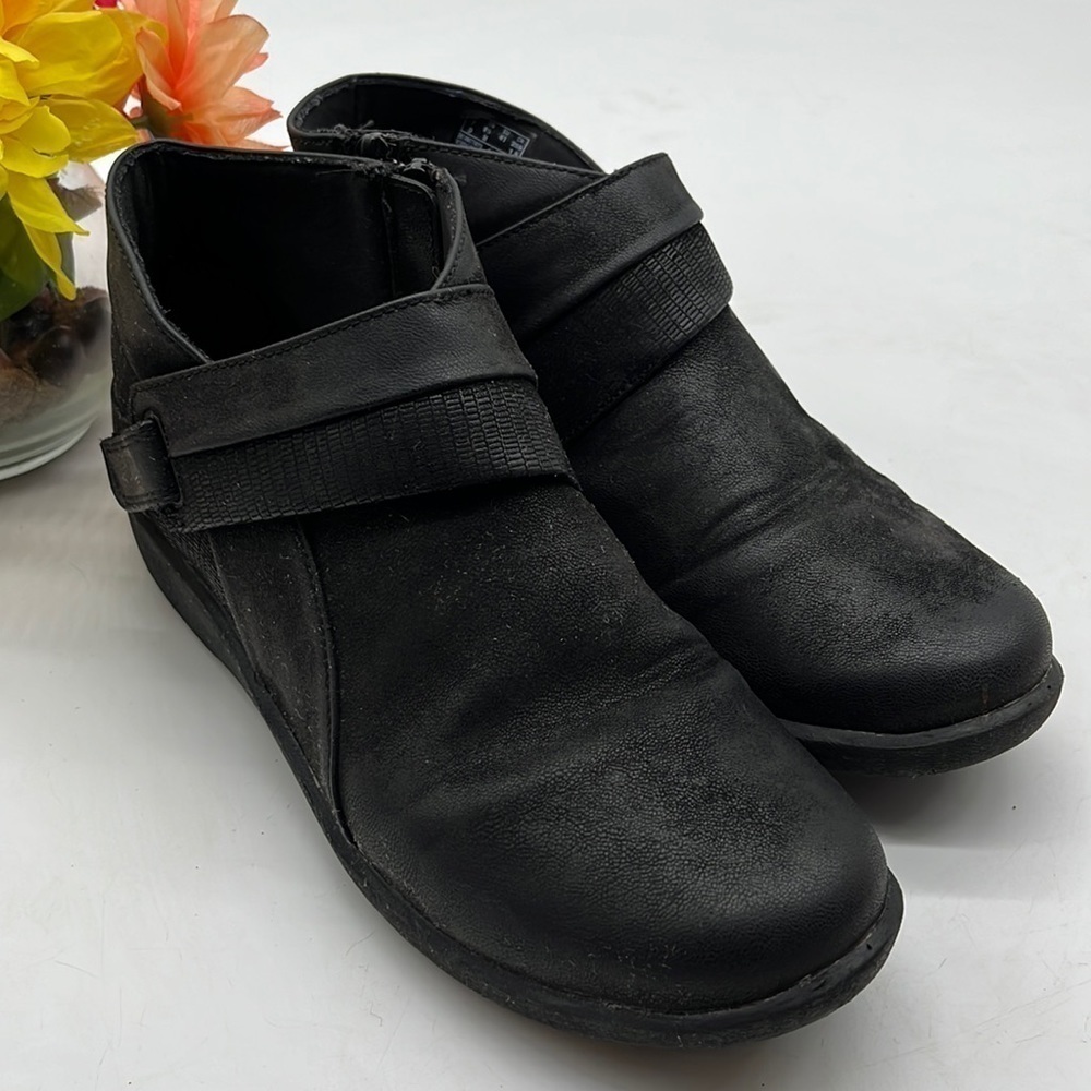 Clarks Cloudsteppers black Ankle Booties Sz 9.5 BAB1113A